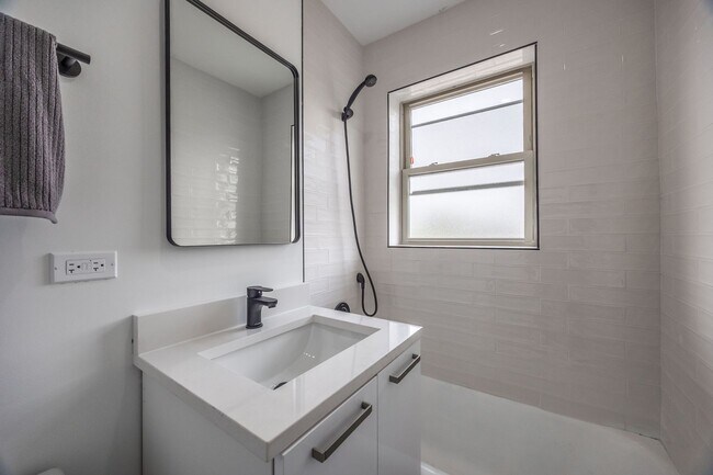 Building Photo - Brand NEW 2-Bedroom in the heart of Andersonville with Separate Kitchen, In-Unit Laundry & Sunlig...