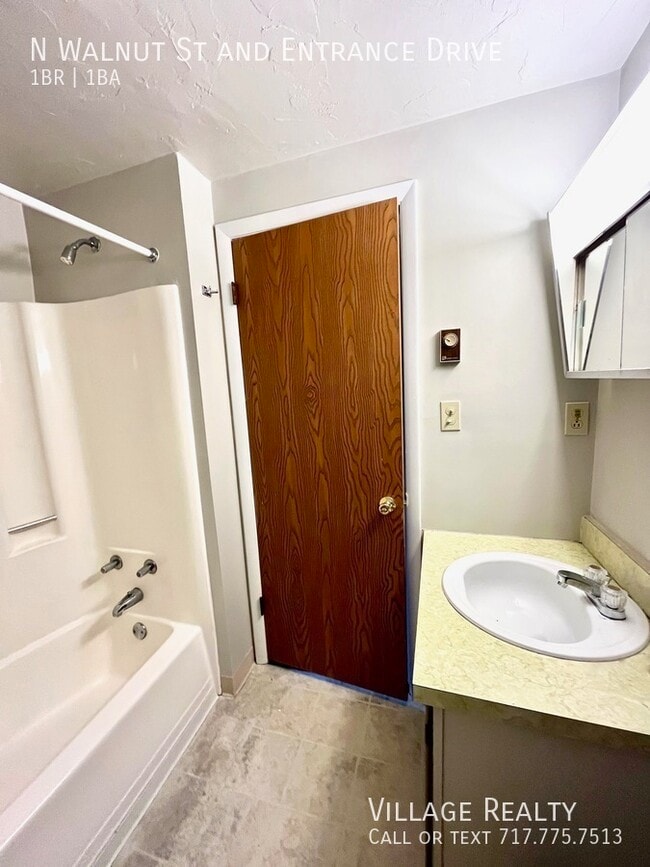 Building Photo - 302 N Walnut St