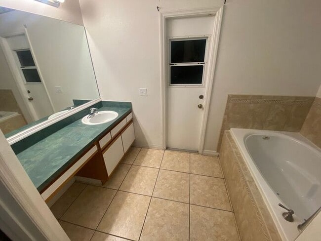 Building Photo - 909 Gateshead Ct