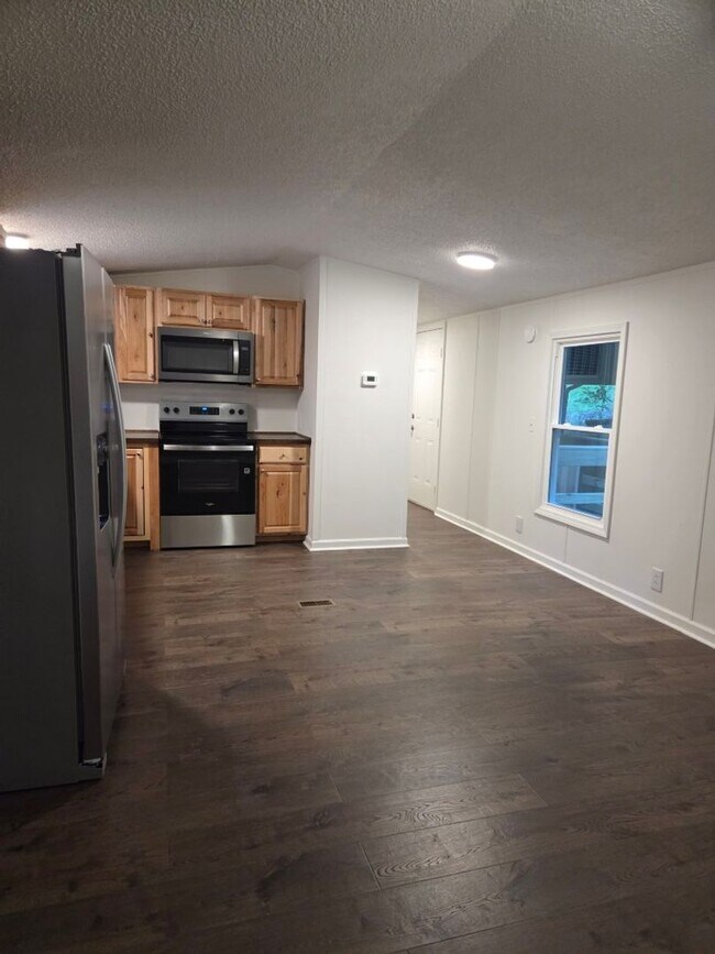 Building Photo - $1,700 - 2 Bedroom / 1 Bath Newly Remodeled Home in the Balsam Community