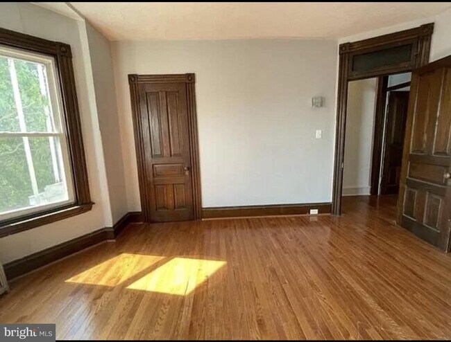 Building Photo - 166 Clymer St