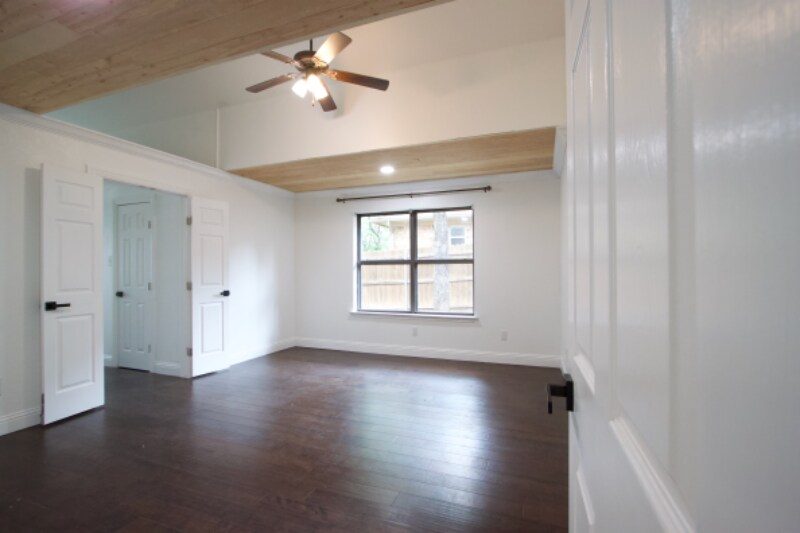 Building Photo - 320 Heneretta Dr