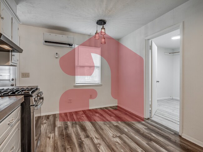 Building Photo - 224 W 5th St