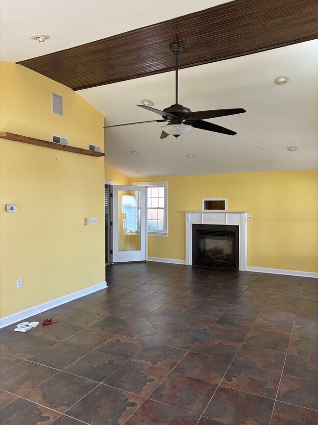Building Photo - Fabulous 3 bedroom 2 bath in waterfront community!