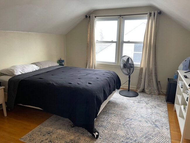 Building Photo - AVAILABLE JUNE 1ST -4 bed/ 2 bath Home Near Campus!