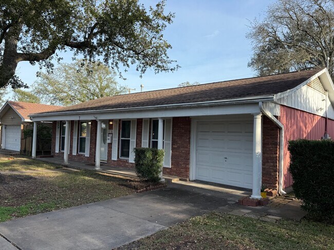 Building Photo - 7 Maple Ln