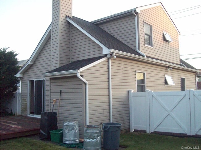 Building Photo - 917 E Meadow Ave