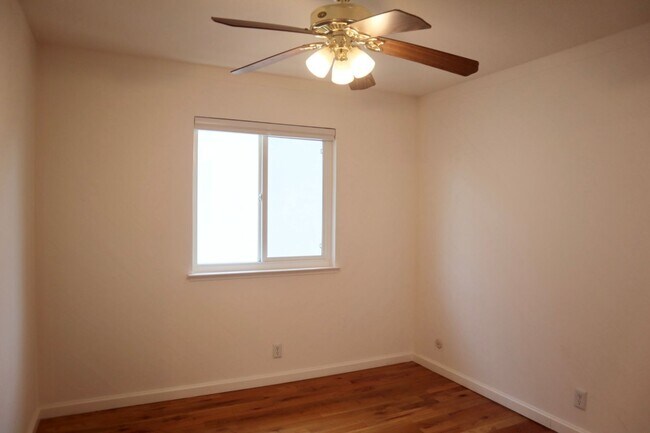 Building Photo - Gorgeous 4-bedroom home with pool – Lakesh...