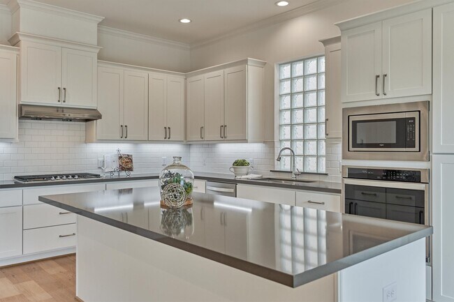 Building Photo - 2037 Carlson Creek Dr