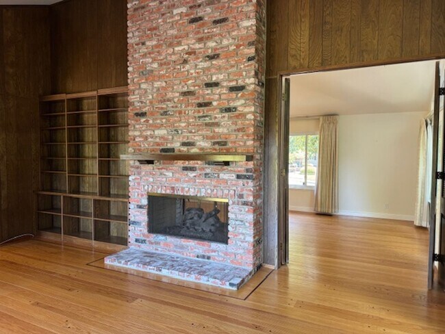 Building Photo - Single level home with pool in Whitegate c...
