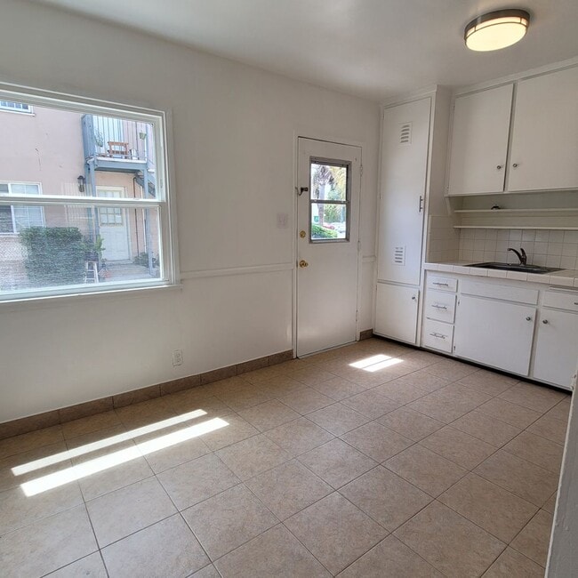 Building Photo - Nice ground floor 2 bdrm midtown Ventura Apt. $2400