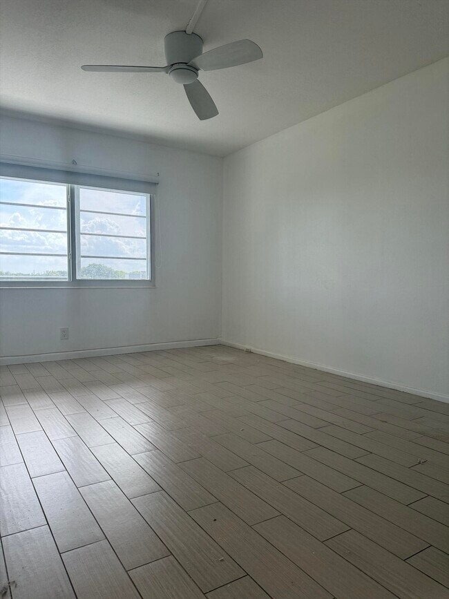 Building Photo - 4085 Cornwall E