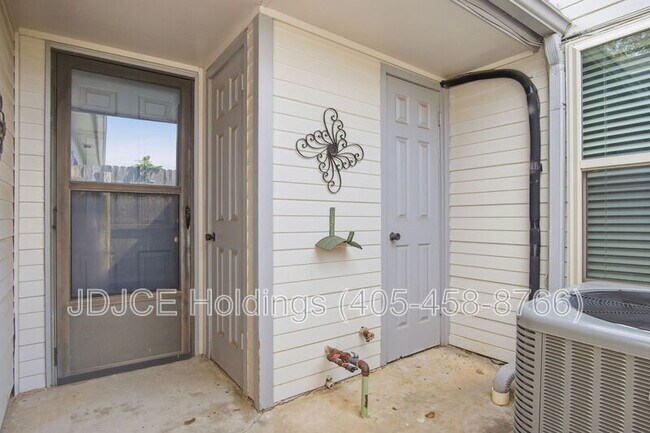 Building Photo - 431 W Curtis Dr