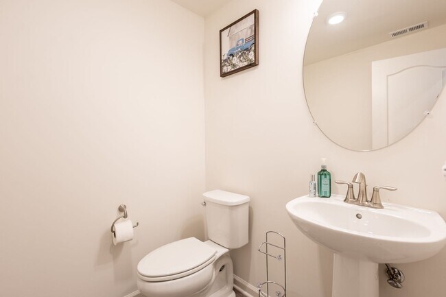 Building Photo - Stunning 3 BR/2 Full BA & 2 Half BA Townho...