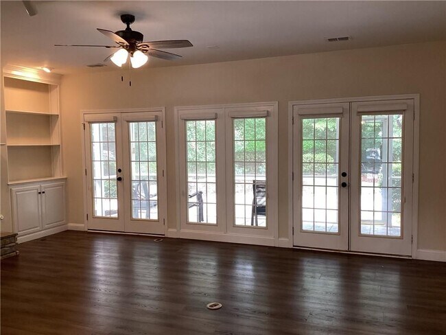Building Photo - 402 Woodbrook Ct