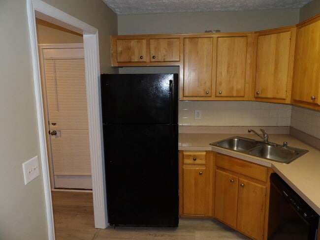 Building Photo - 244 Meadowview Dr