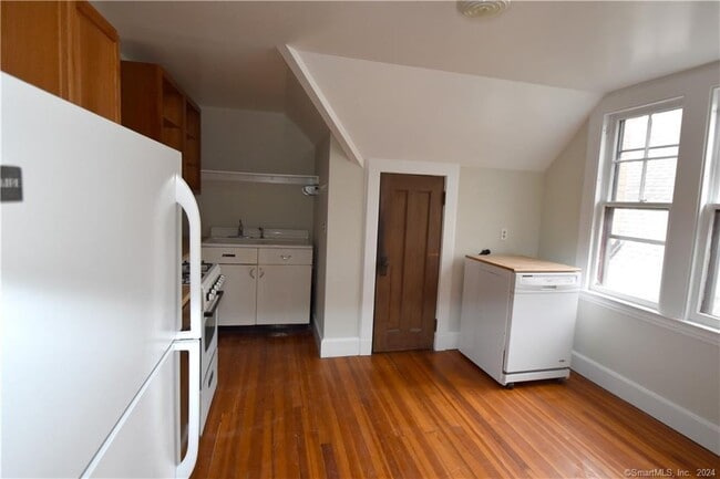 Building Photo - 809 Whitney Ave