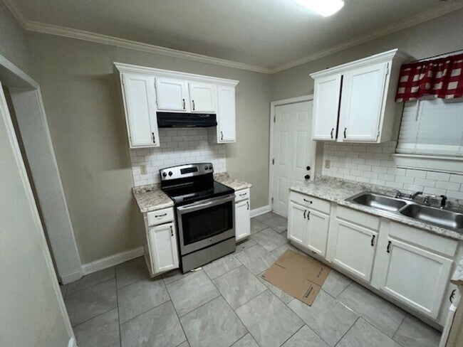 Building Photo - 3 bedrooms 1 bath