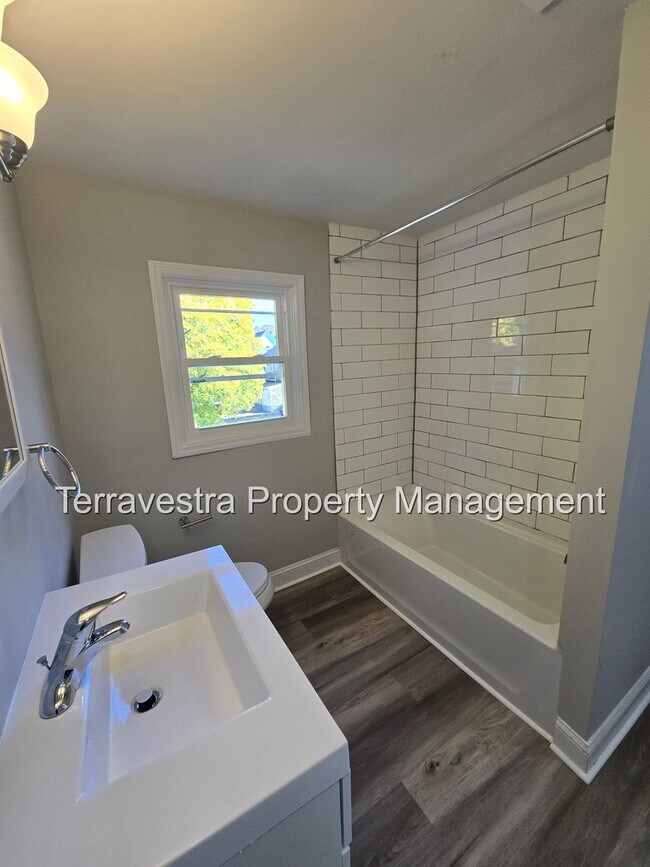 Building Photo - 209 N 3rd St