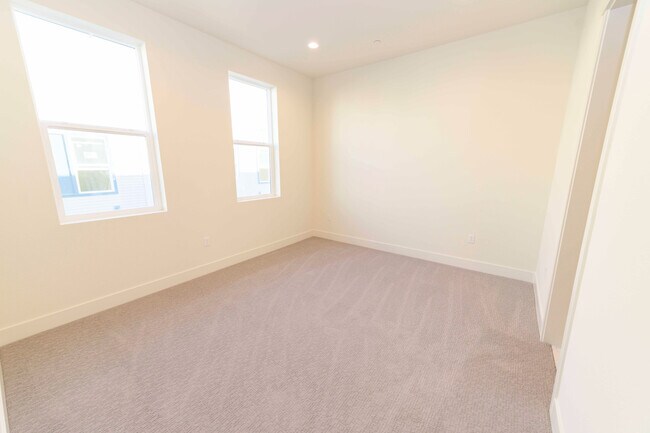 Building Photo - Upscale 2-BR Dual-Suite Condo in Downtown San Jose