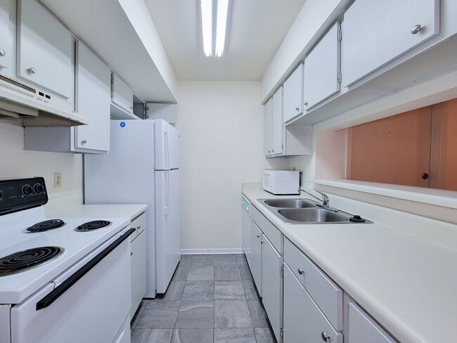 Building Photo - Two Bedroom Condo Near Med Center!