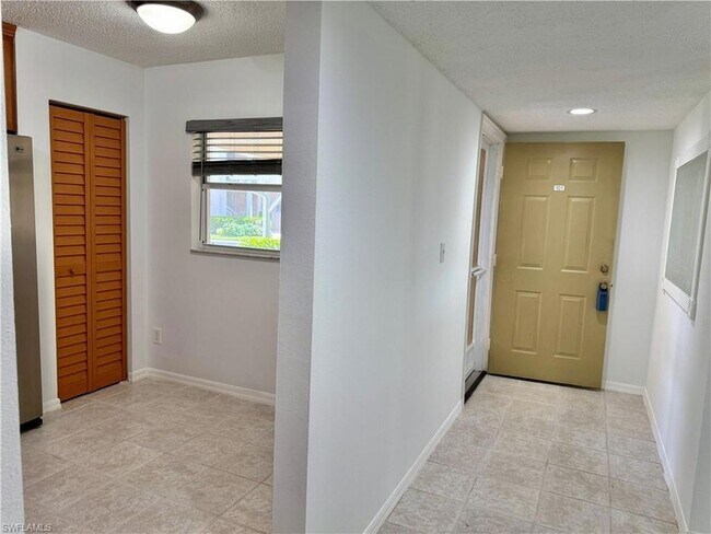 Building Photo - 661 Squire Cir
