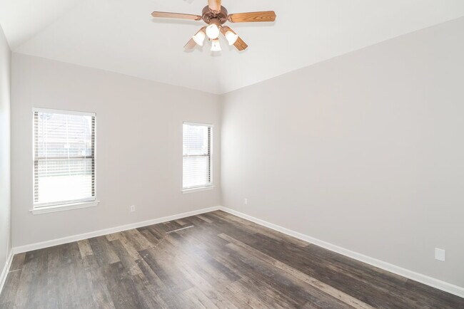 Building Photo - 300 Garden Springs Dr