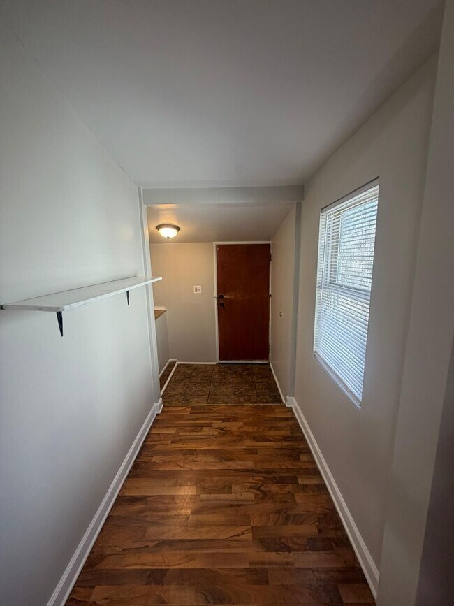 Building Photo - For rent - Spacious 3 Bed / 2 Bath Home