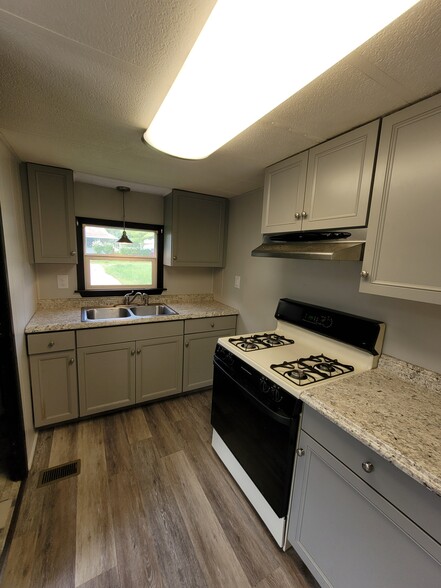 Building Photo - 1100 Pines Rd
