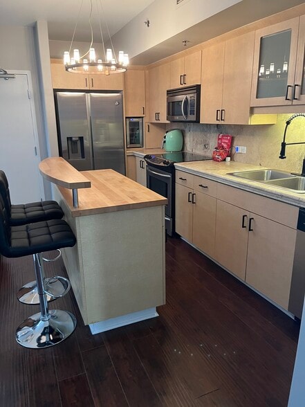 Building Photo - 425 W Beech St