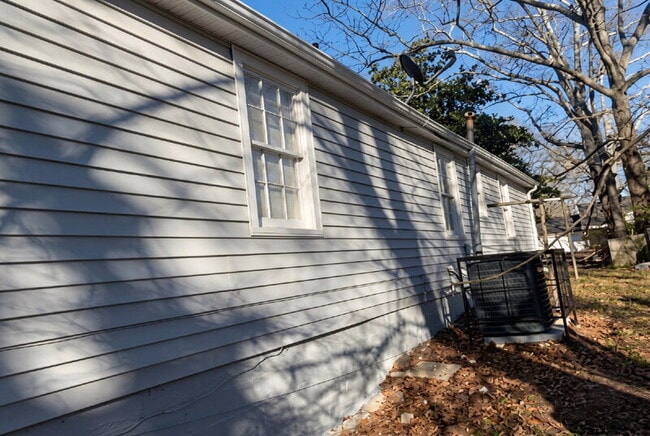 Building Photo - 352 Adams St