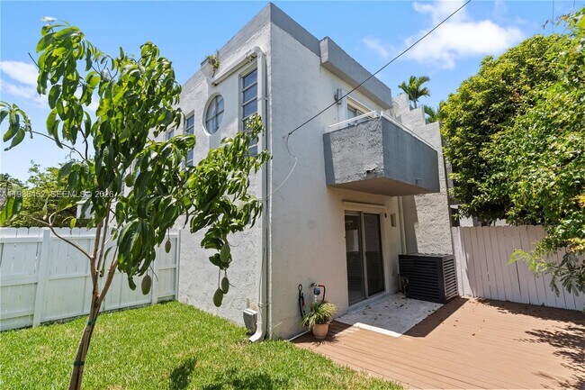 Building Photo - 3597 SW 17th St