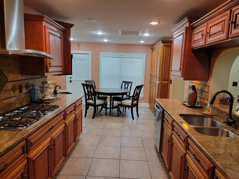 Building Photo - 1103 Ballinger Rd