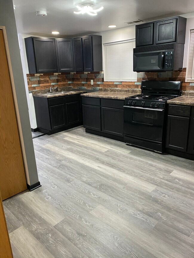 Building Photo - 3153 S May St