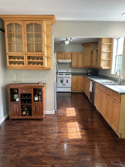 Kitchen - 4624 Calmont Ave