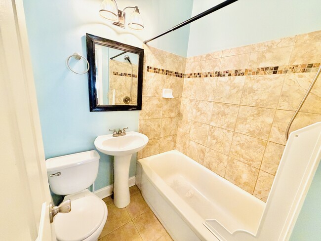 Building Photo - 715 Holland Ave