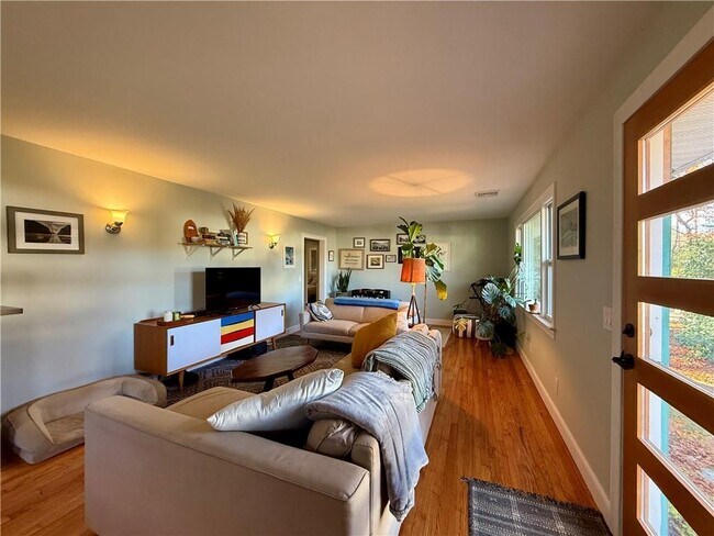 Building Photo - 11 Holmes St