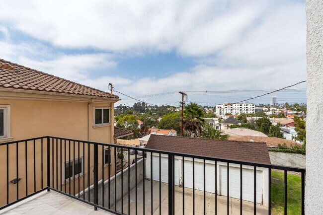 Building Photo - Stylishly Renovated Retro Duplex in the He...