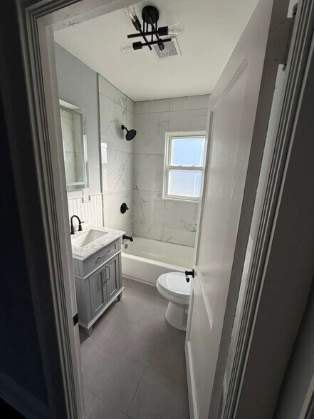 Building Photo - 216 Orange Ave