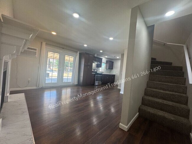 Building Photo - Cute A-frame home in Palmdale!