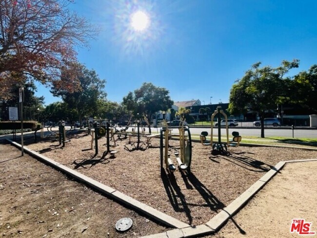 Building Photo - 221 S Gale Dr