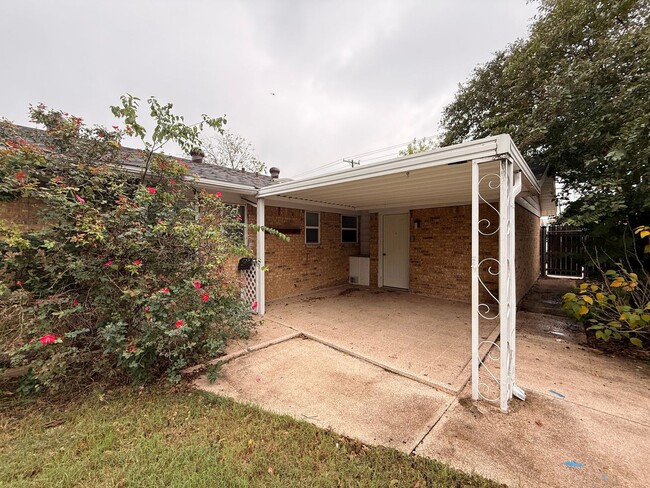 Building Photo - RENT REDUCTION - AVAILABLE NOW!