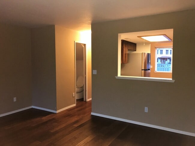 Building Photo - Two bedroom townhouse near Downtown!  Available Now