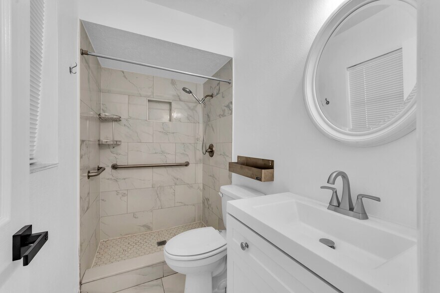 Building Photo - 6013 W Knox St