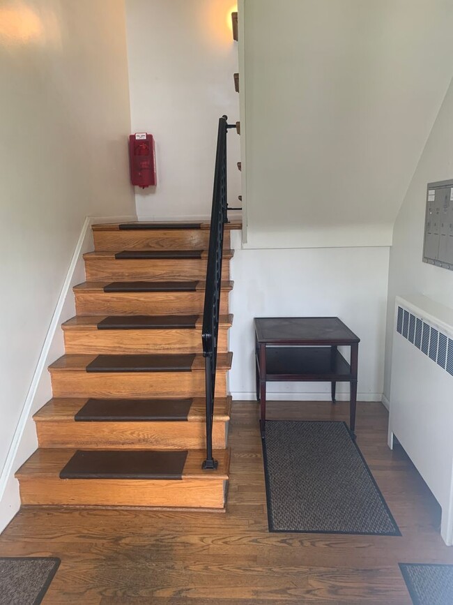 Building Photo - 2nd Floor 2 Bedroom Apartment W/ Parking Suburban SD