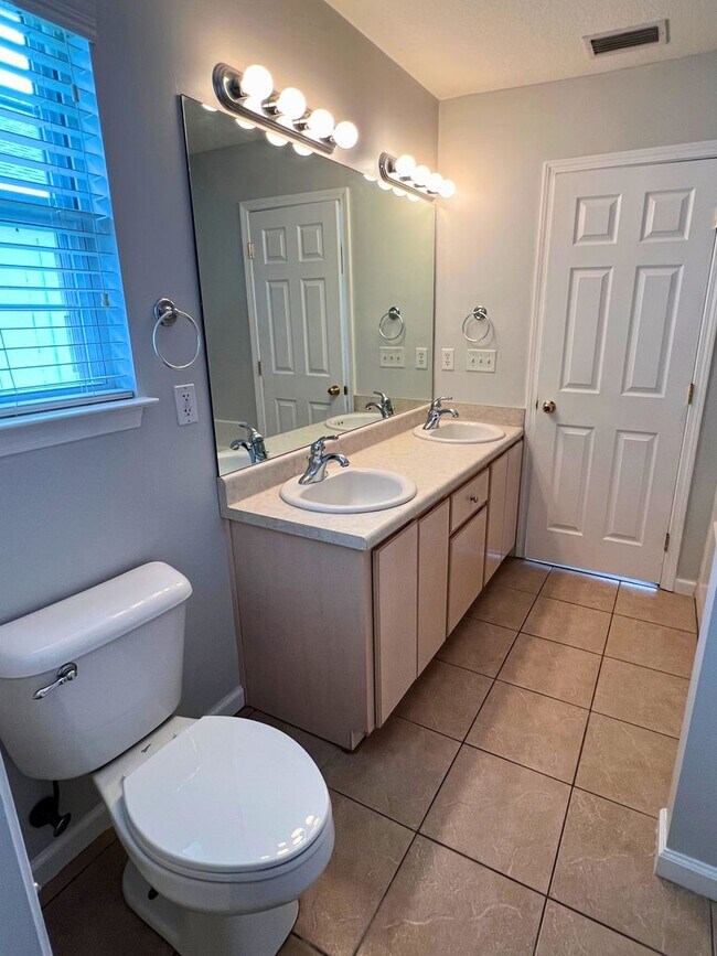 Building Photo - 3/2 centrally located!!