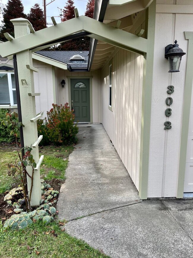 Building Photo - 3062 Girard Ct