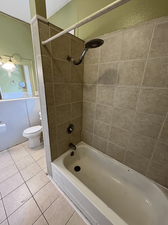 Building Photo - $1000 Move in Special - Beautiful 2 bed 1 bath in unit W/D, renovated kitchen, walkability!