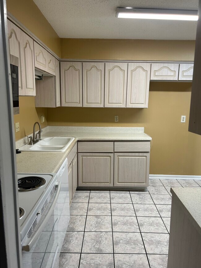 Building Photo - 3655 Haughton Ln