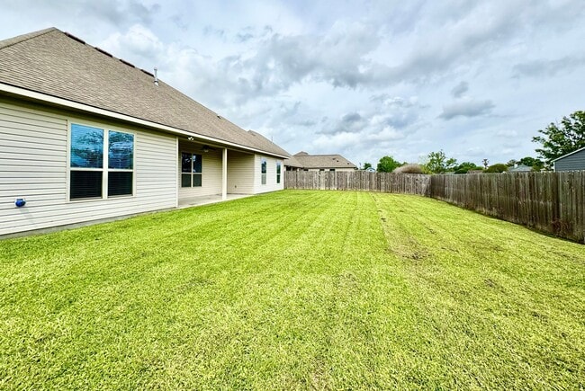 Building Photo - 4 Bedroom House Located in Prairieville with Spacious Rooms and a Large Backyard